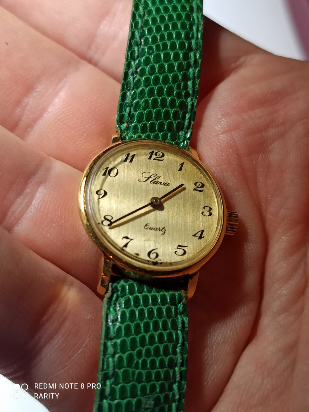 Montre femme Slava vintage quartz cadran doré bracelet vert élégant rétro