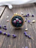 Pendentif vintage rond créateur années 1960 doré motif floral résine