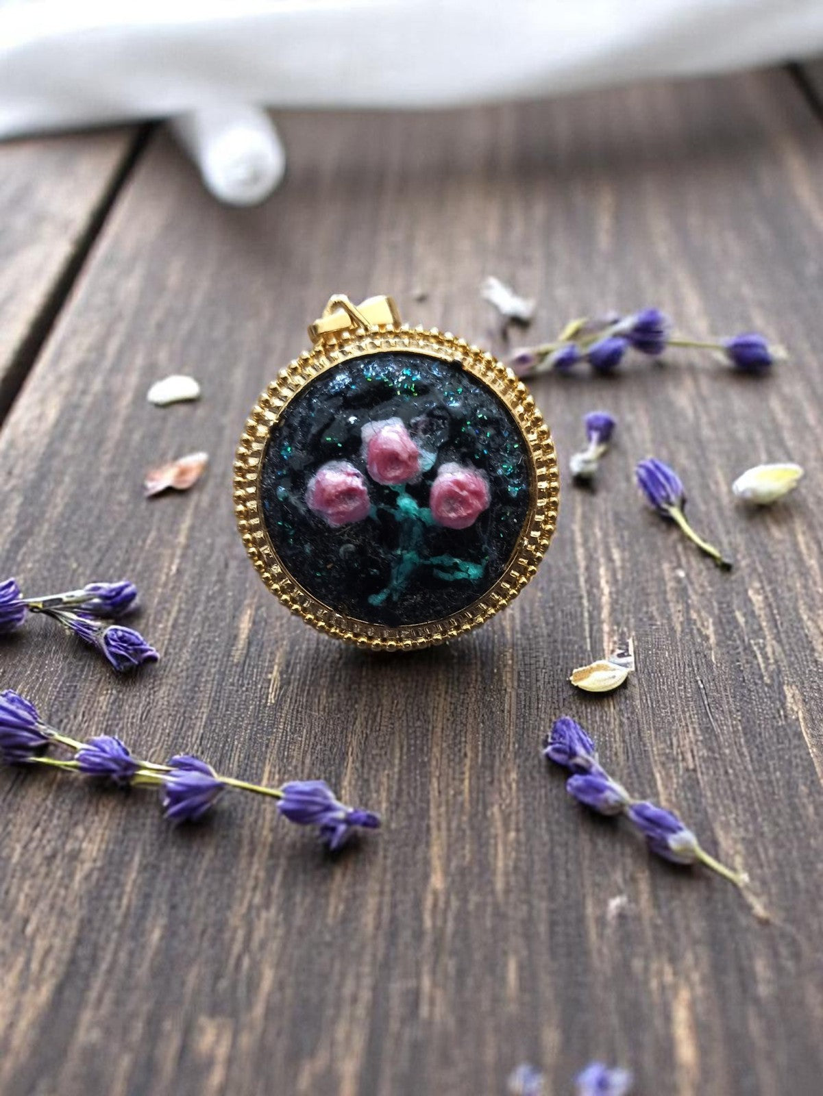 Pendentif vintage rond créateur années 1960 doré motif floral résine