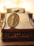 Médaille religieuse ancienne Vierge Marie métal doré ovale, inscription 1830