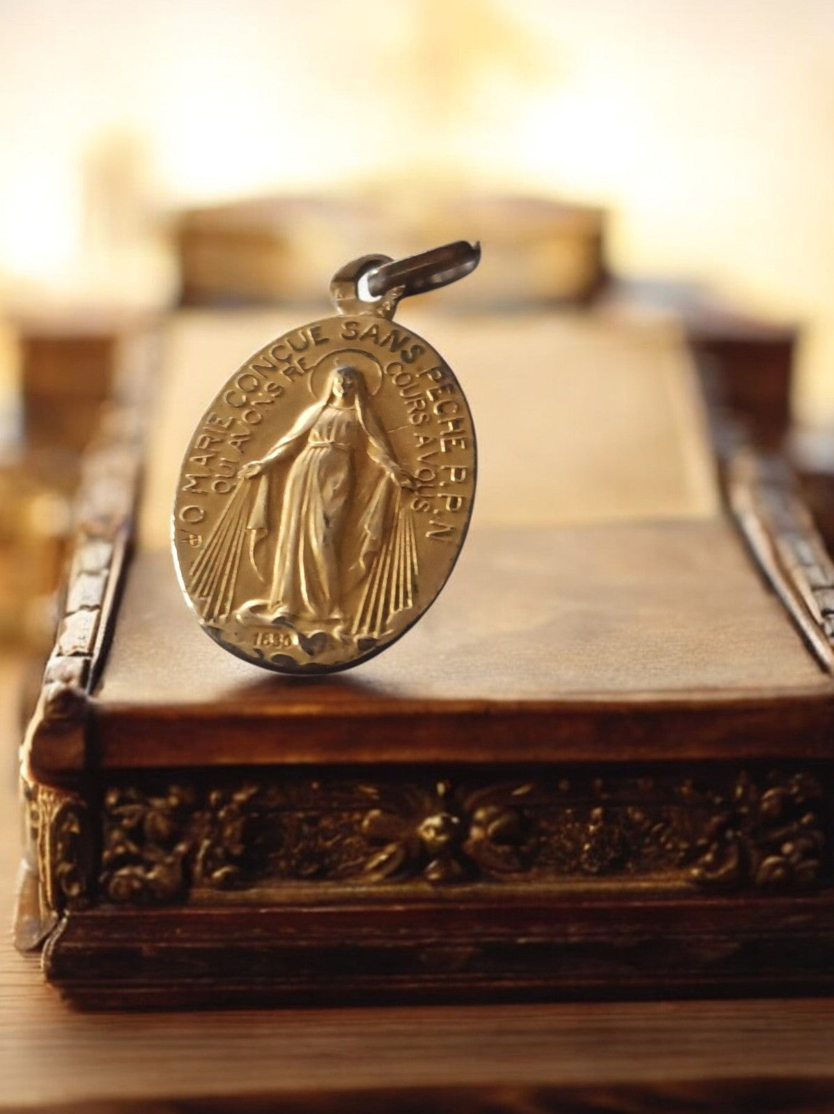Médaille religieuse ancienne Vierge Marie métal doré ovale, inscription 1830
