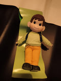 Figurine Peko Chan garçon, tenue jaune et verte, poupée articulée, cheveux bruns