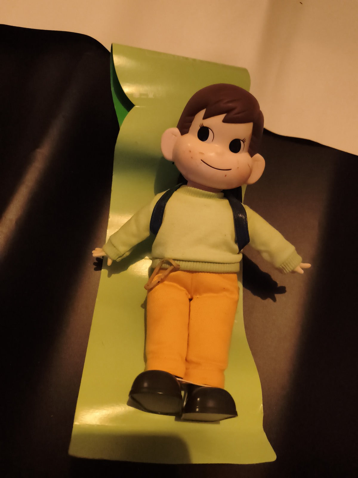 Figurine Peko Chan garçon, tenue jaune et verte, poupée articulée, cheveux bruns
