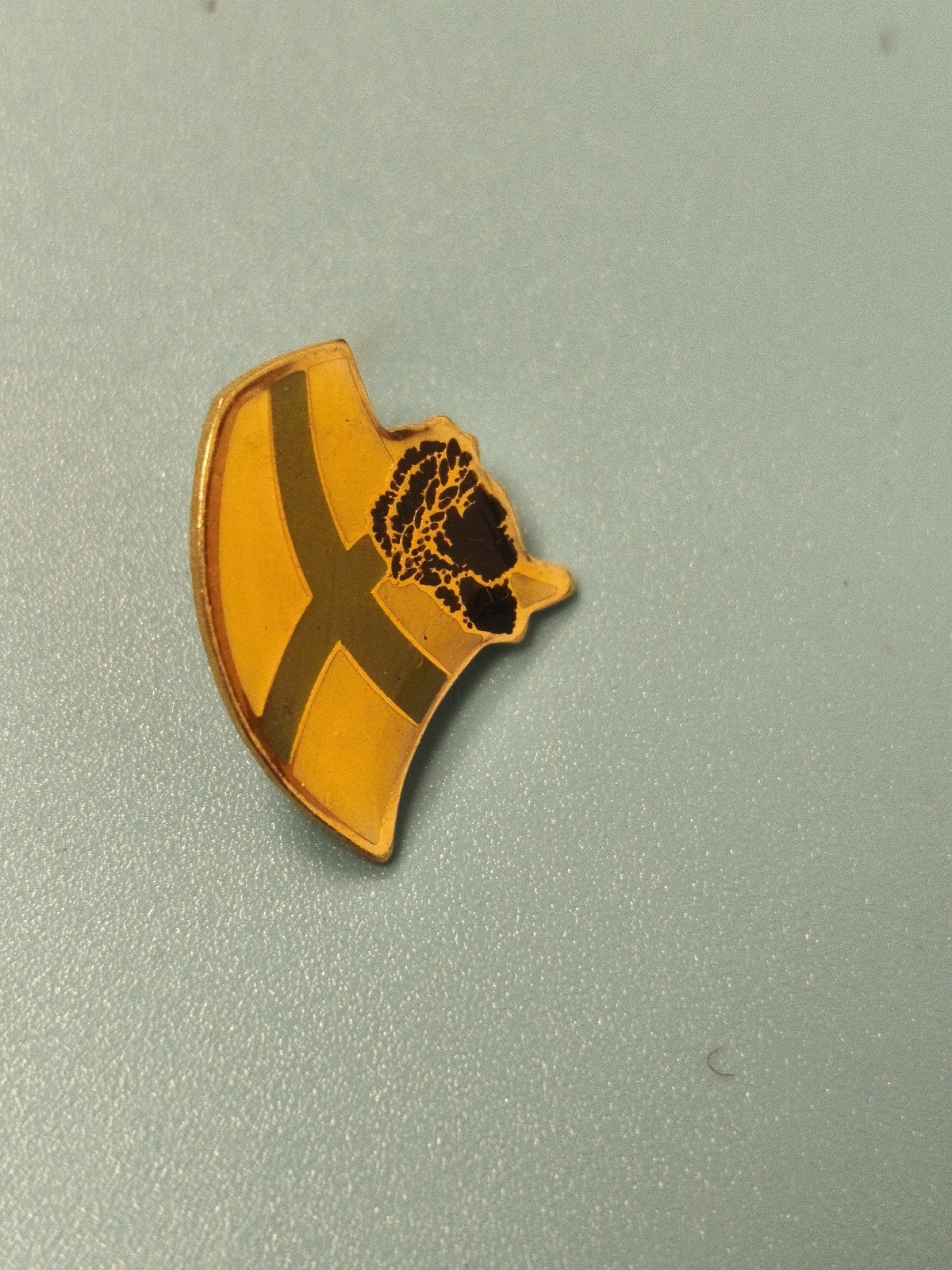 Vintage pin's Marseille blason jaune croix verte silhouette, collection (Ref 17)