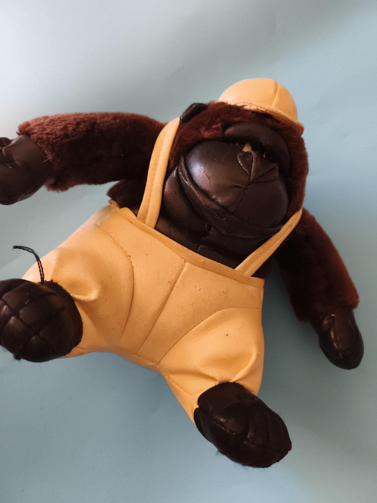 Peluche gorille Magical Murphy combinaison jaune pelage marron