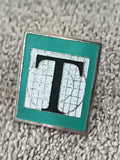 Pin's vintage carré lettre T motif quadrillé émail turquoise (Ref 10)