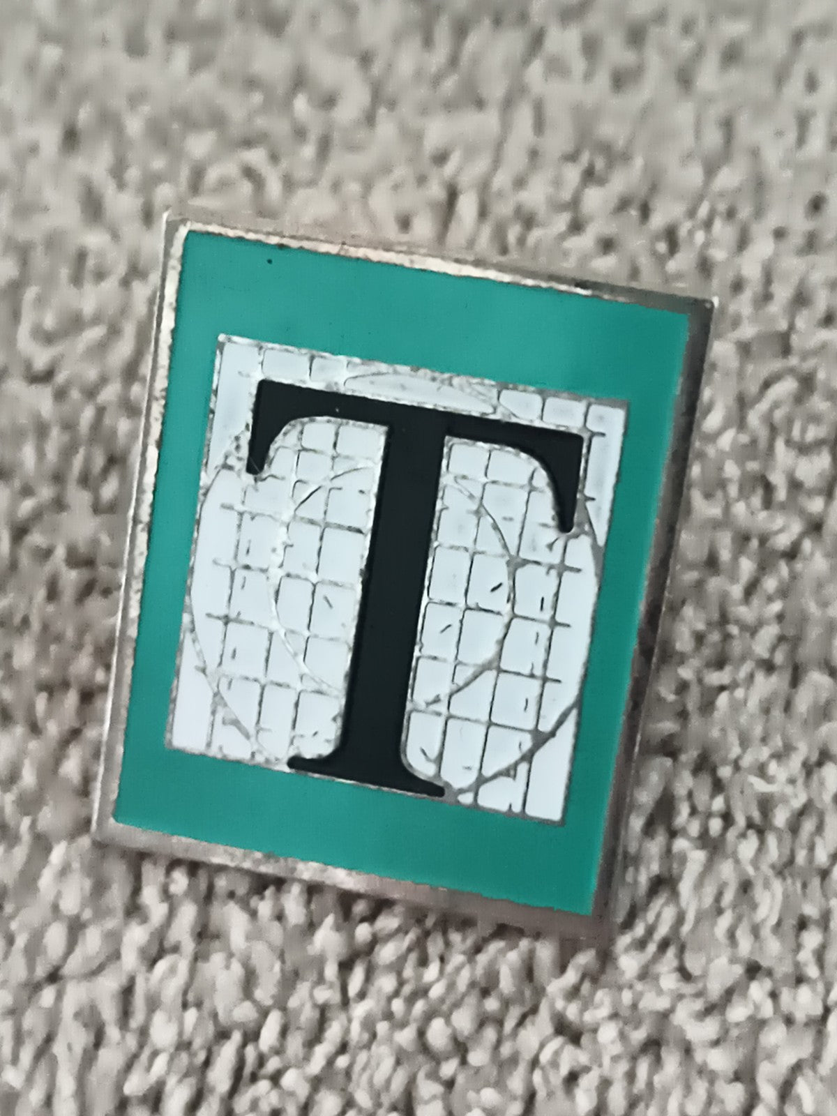 Pin's vintage carré lettre T motif quadrillé émail turquoise (Ref 10)