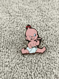 Pin's vintage bébé cartoon assis – motif humoristique, badge ancien (Ref 1)