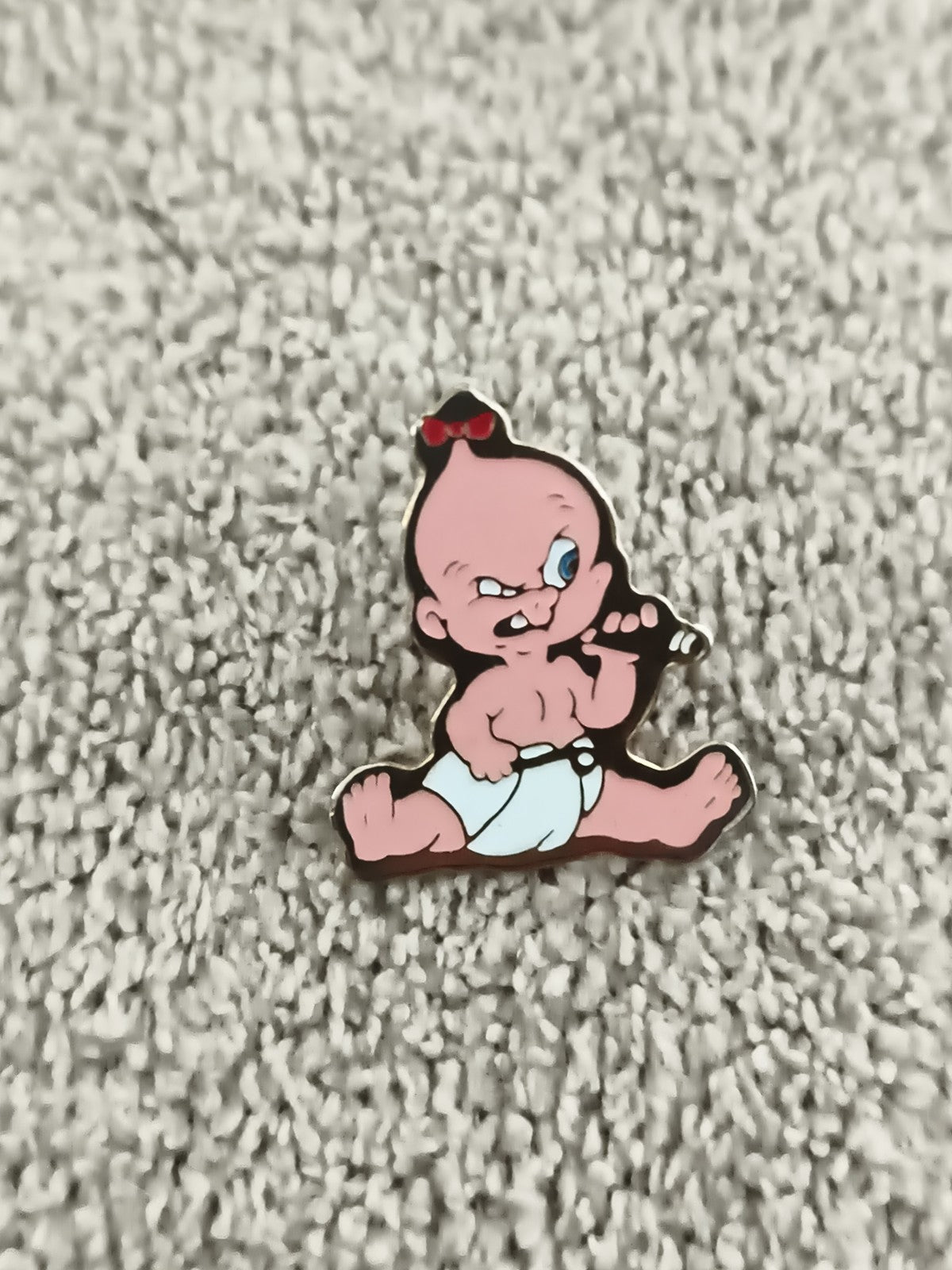 Pin's vintage bébé cartoon assis – motif humoristique, badge ancien (Ref 1)