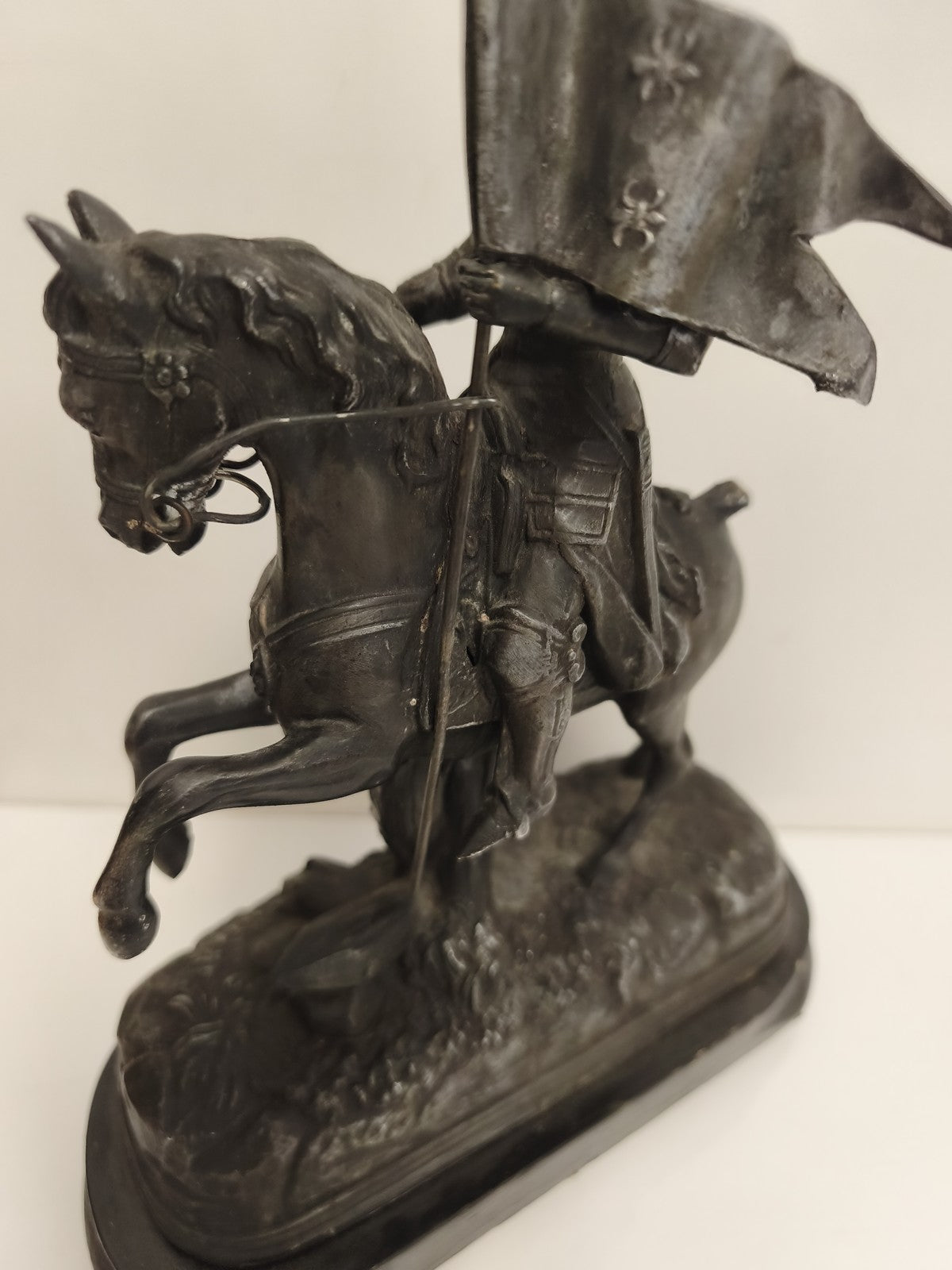 Statue ancienne Jeanne d’Arc équestre métal noirci, à restaurer, style XIXe