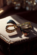 Broche vintage nœud doré style rétro élégant, métal doré, perle centrale