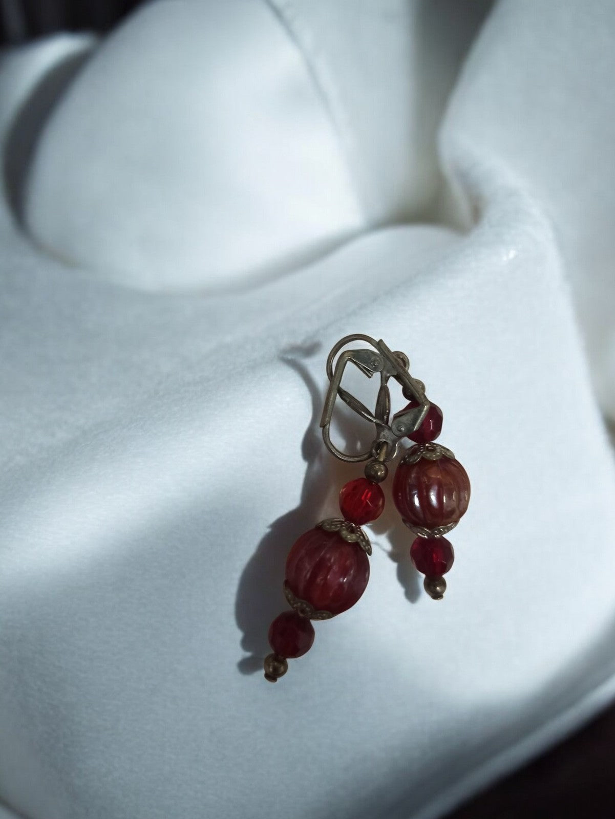 Paire boucles d’oreilles vintage rétro perles rouges pendantes bijou fantaisie a