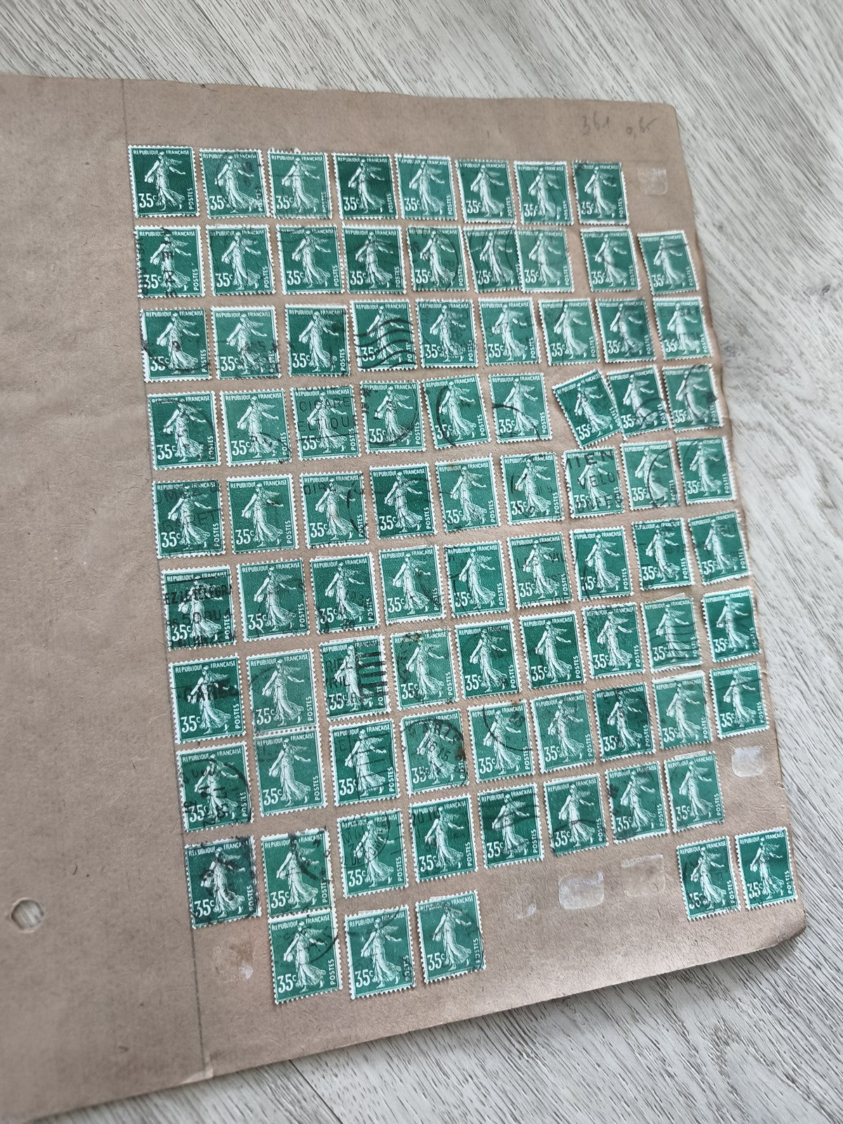 Gros lot anciens timbres Marianne 35c verts sur planche philatélie étude