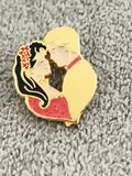 Pin's vintage couple enlacé doré émaillé cœur amour (Ref 2)