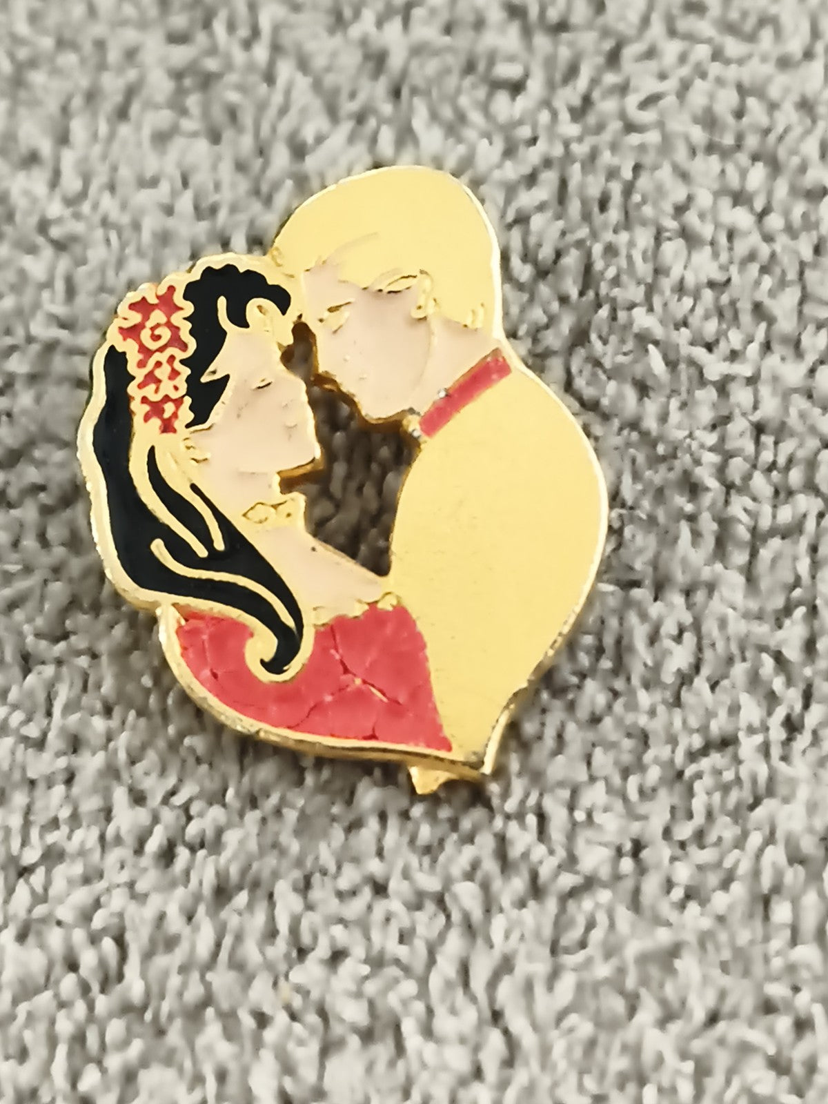 Pin's vintage couple enlacé doré émaillé cœur amour (Ref 2)