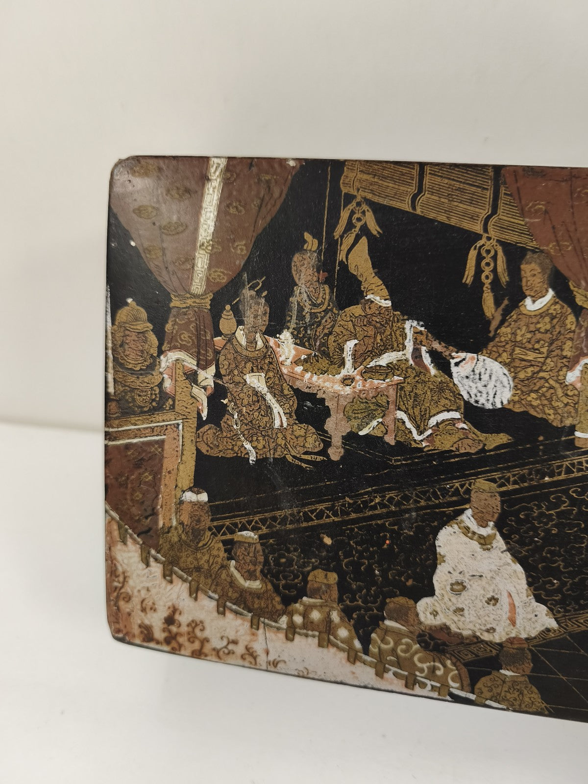 Boîte carton bouilli laqué noir, scène de cour orientale, XIXe siècle