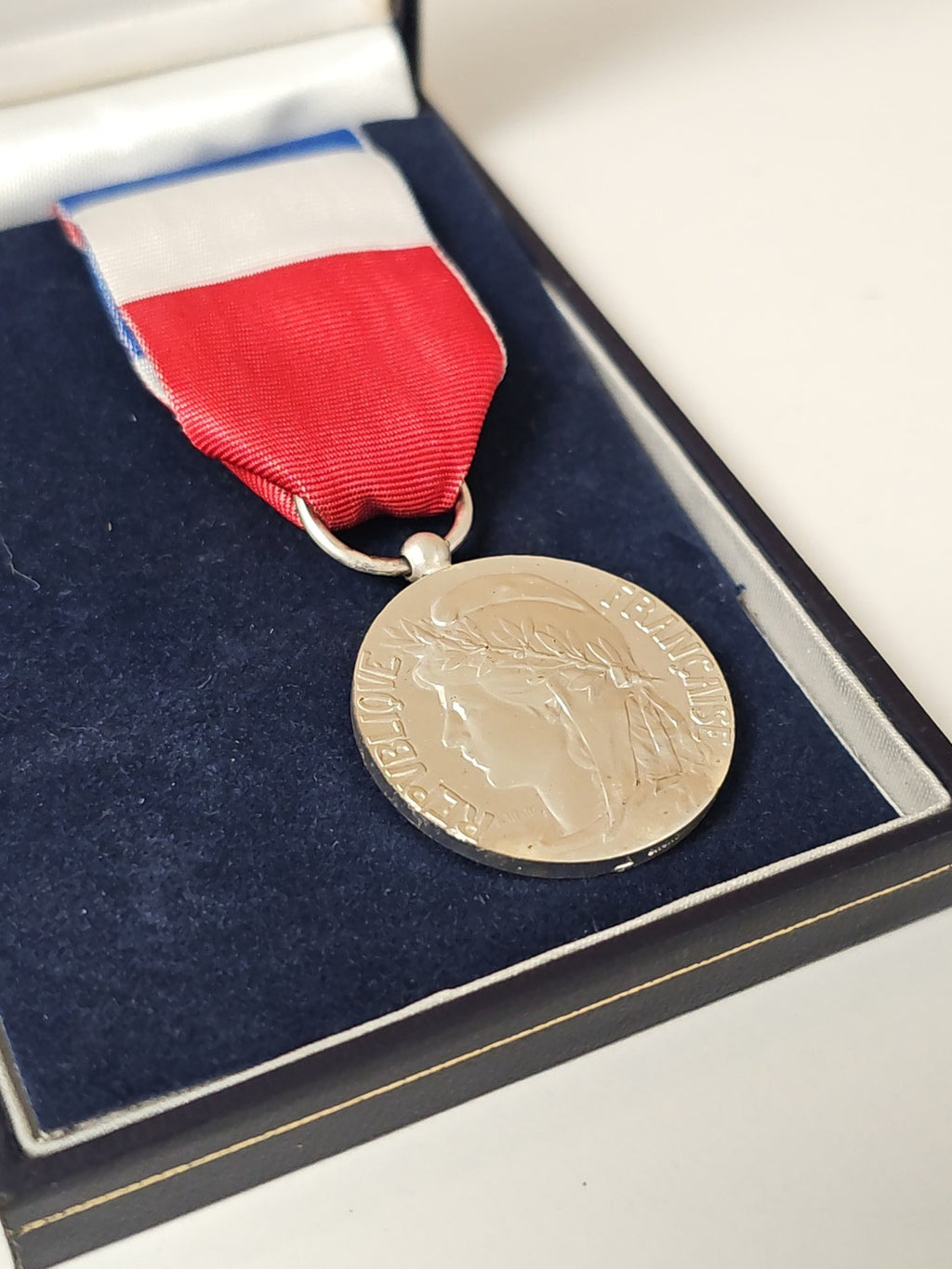 Médaille d?honneur du travail ancienne en bronze vintage récompense ouvrière col