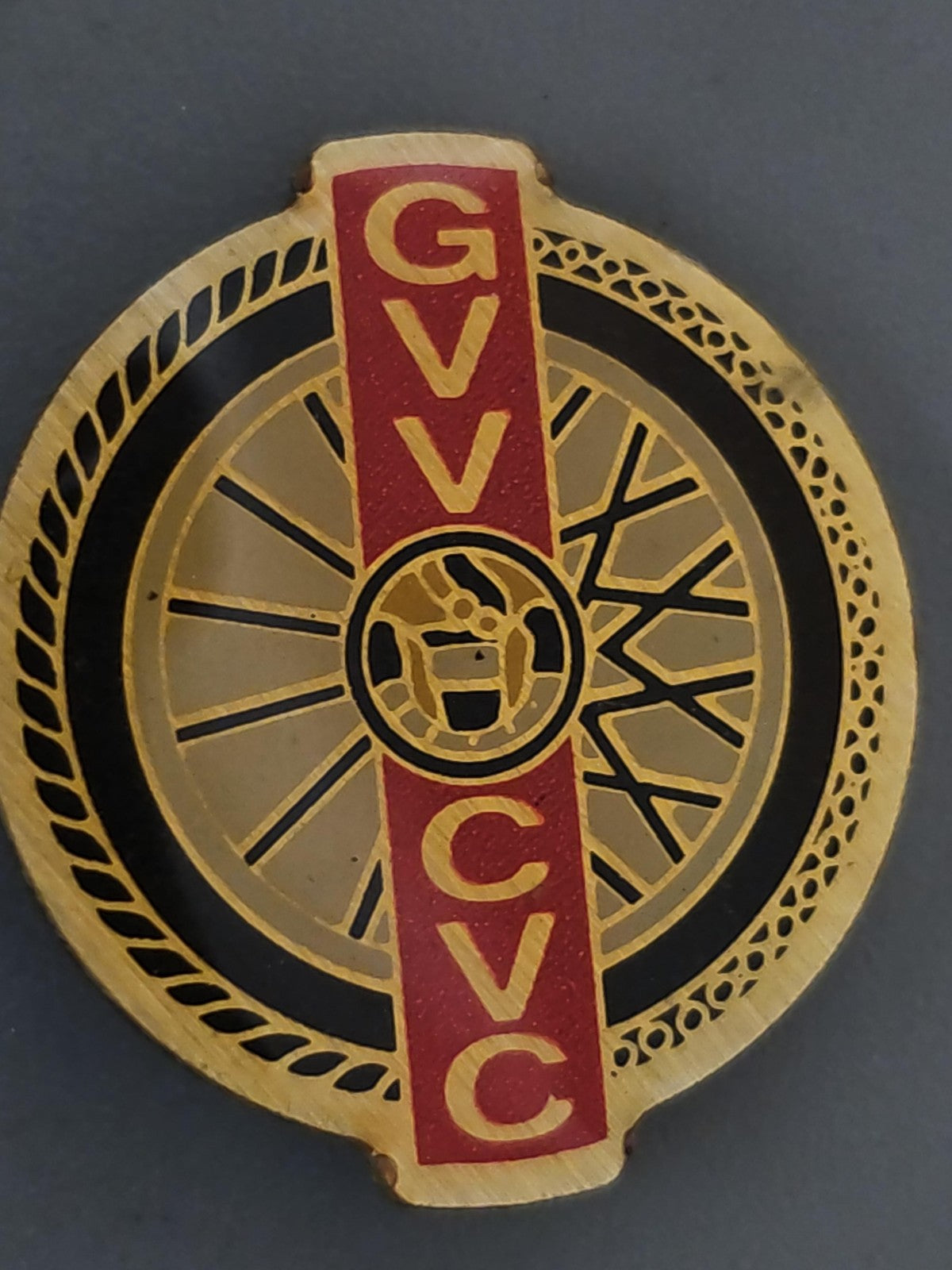 Pin's ancien GVV CVC rétro collection badge vintage pour amateur objets rares