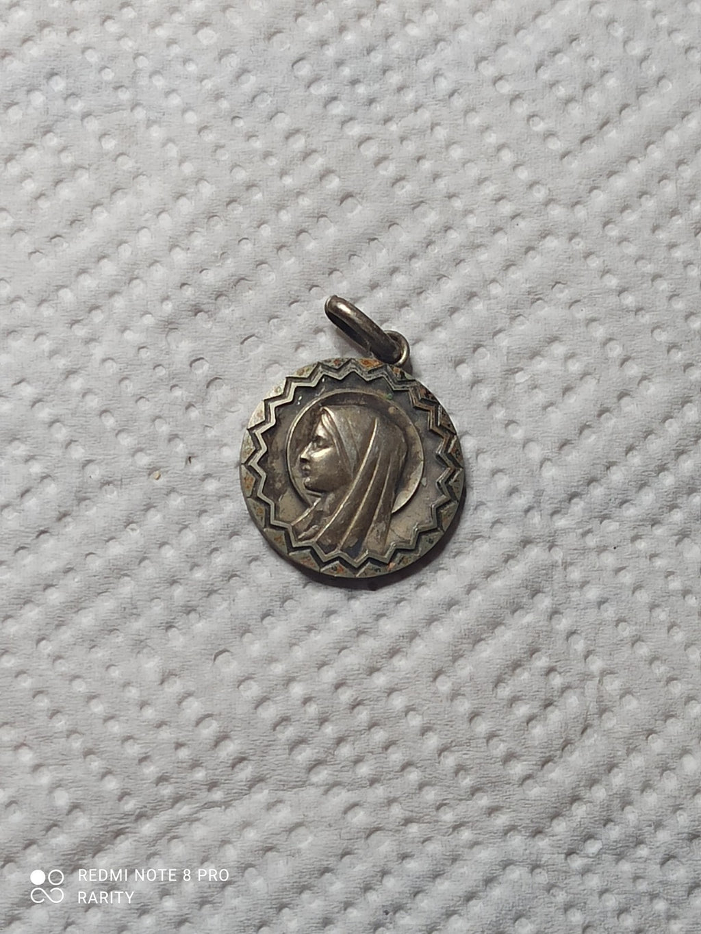 Médaille religieuse ancienne Vierge profil, finition métal patiné vintage