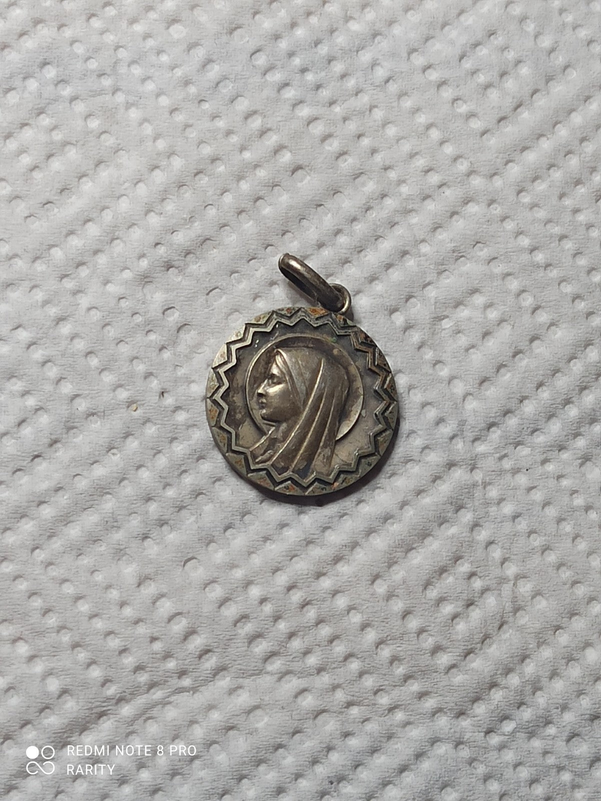 Médaille religieuse ancienne Vierge profil, finition métal patiné vintage