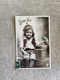 CPA Bonne Fête Paris enfant costume panier fleurs carte photo