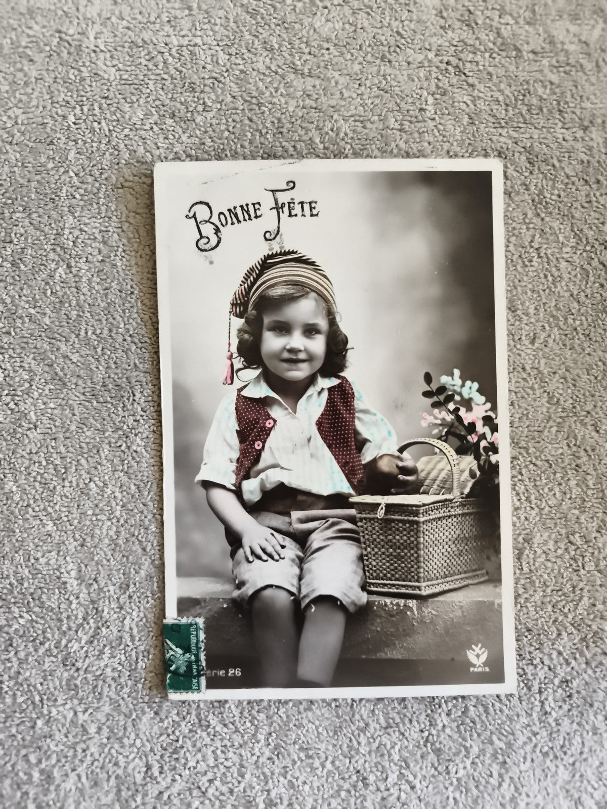 CPA Bonne Fête Paris enfant costume panier fleurs carte photo