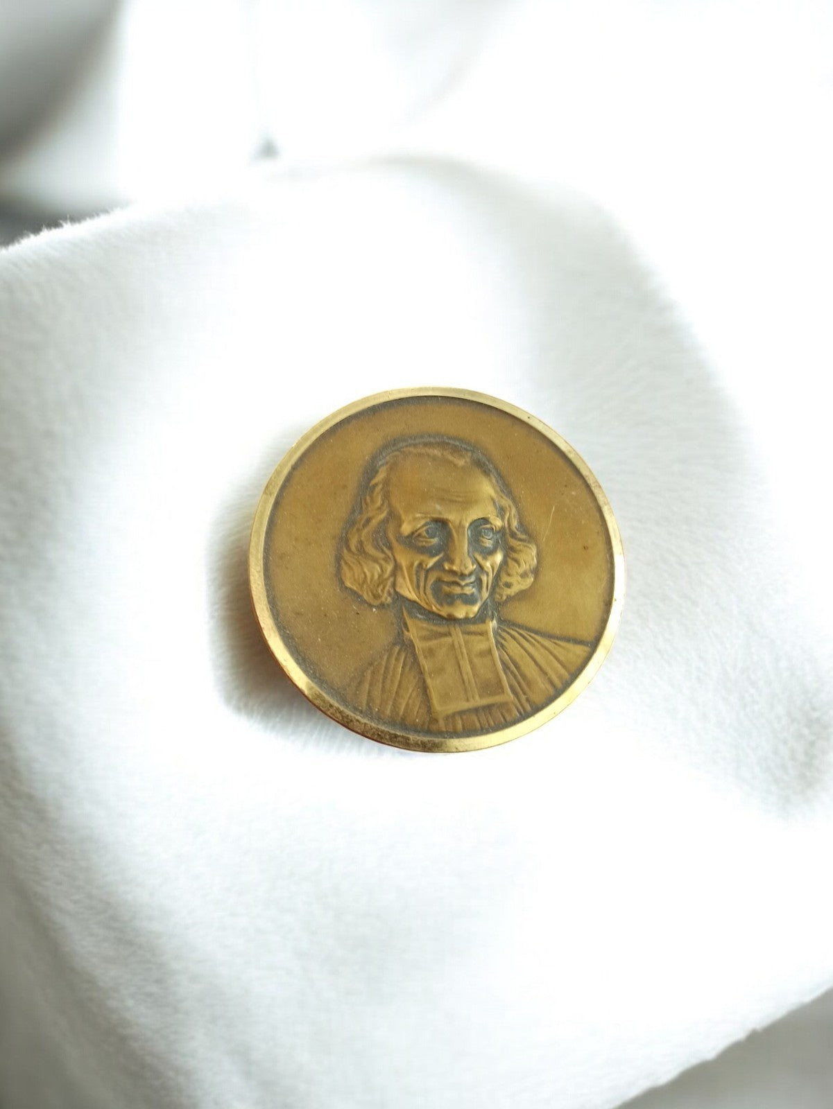 Médaille ancienne Jean Marie Vianney vintage, objet religieux rétro doré