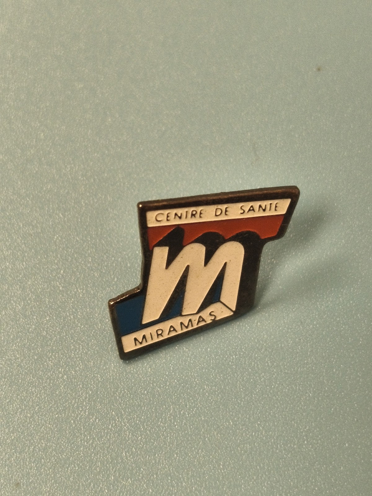 Pin's vintage Centre de Santé Miramas, logo émaillé tricolore, collection