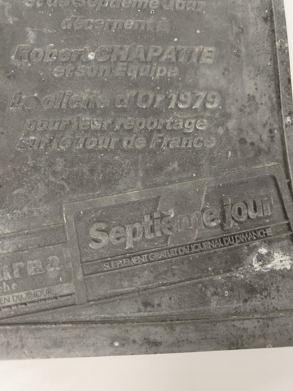 Plaque métal ancienne Septième Jour Journal du Dimanche 1979 presse vintage