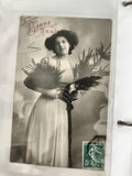 Carte postale ancienne Bonne Année femme sapin CPA début XXe photo noir et blanc