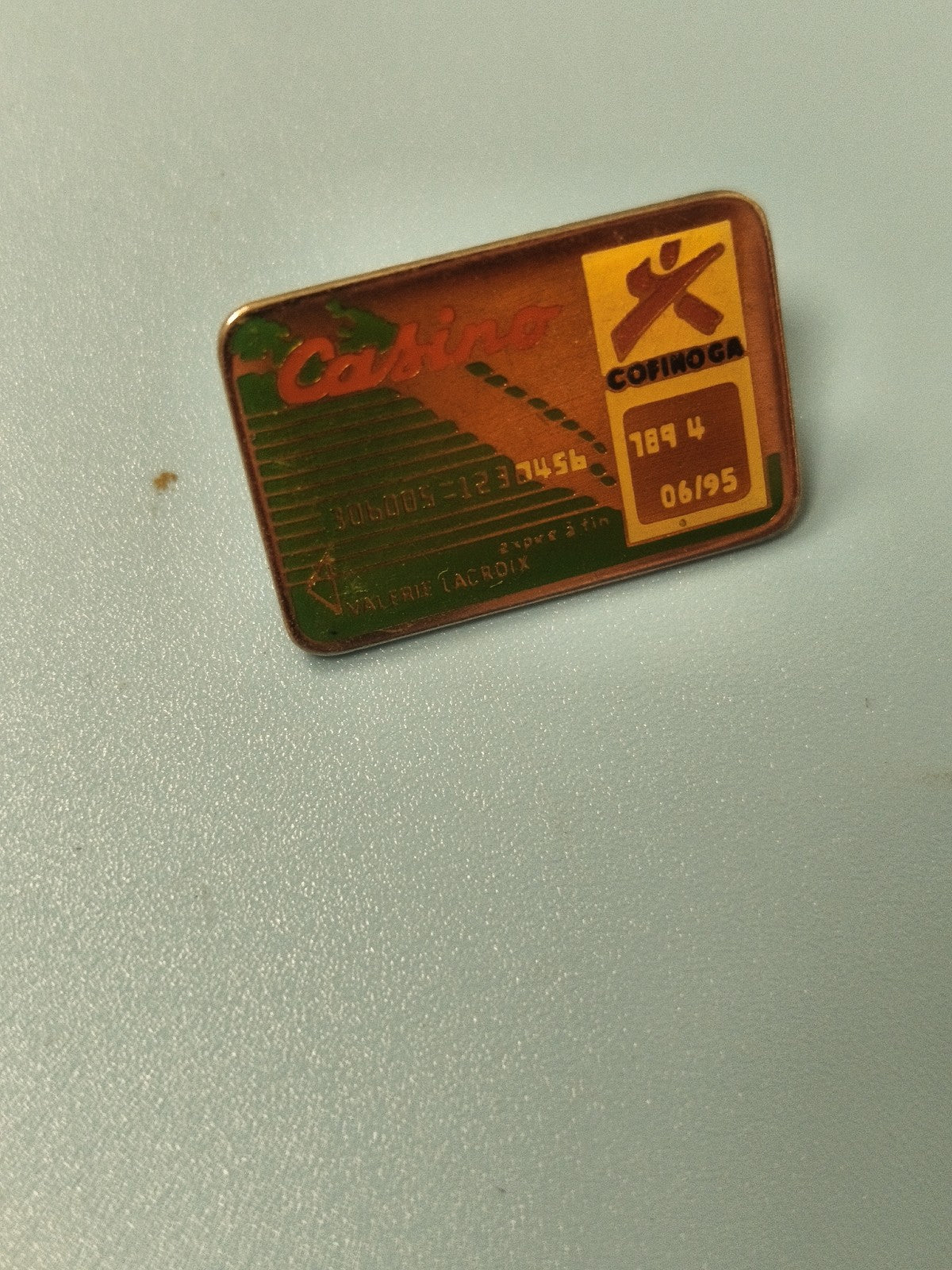 Vintage pin's Casino Cofinoga carte bancaire rétro vert doré collection
