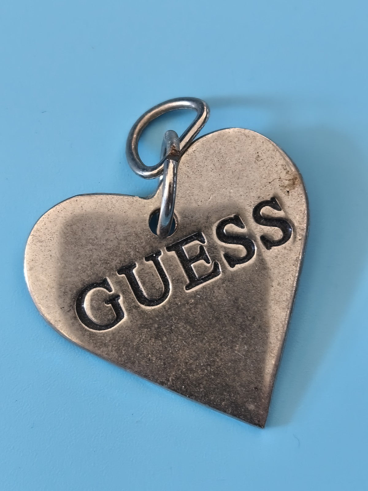 Pendentif vintage Guess ancien, bijou rétro pour collectionneur ou amateur mode