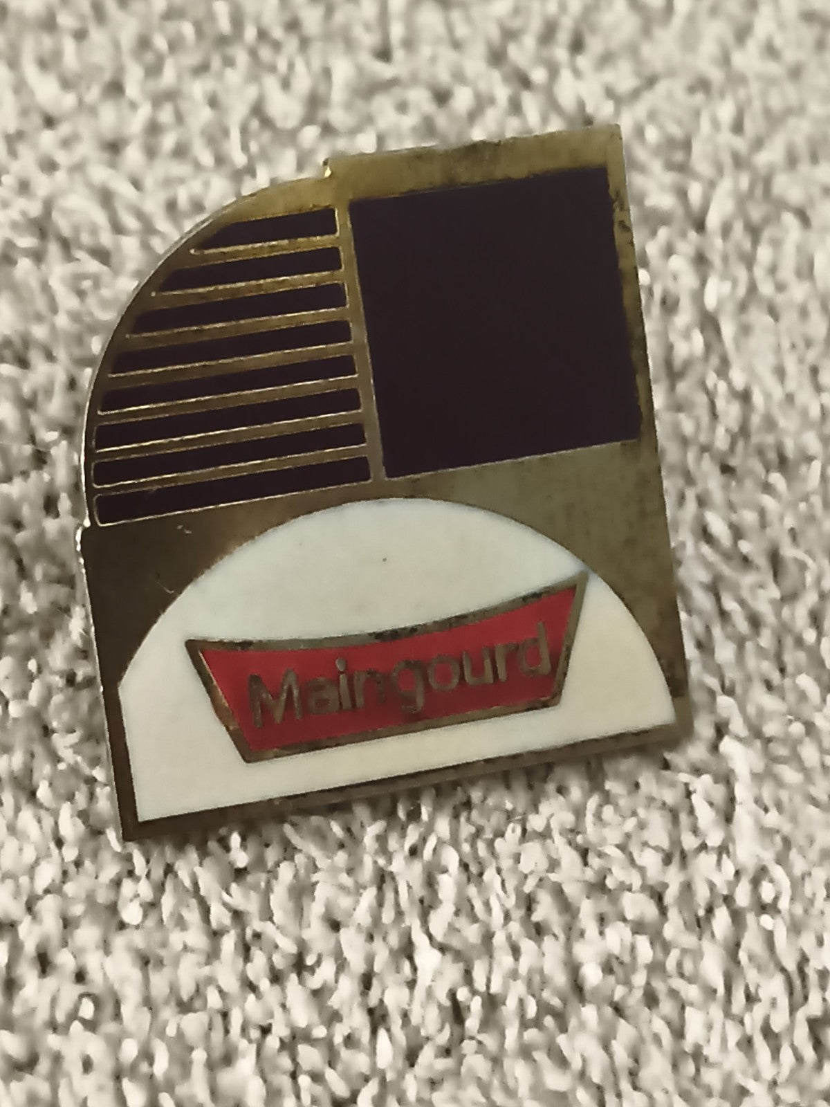 Pin's vintage Mairgourd émaillé logo géométrique années 80 90 (Ref 2)