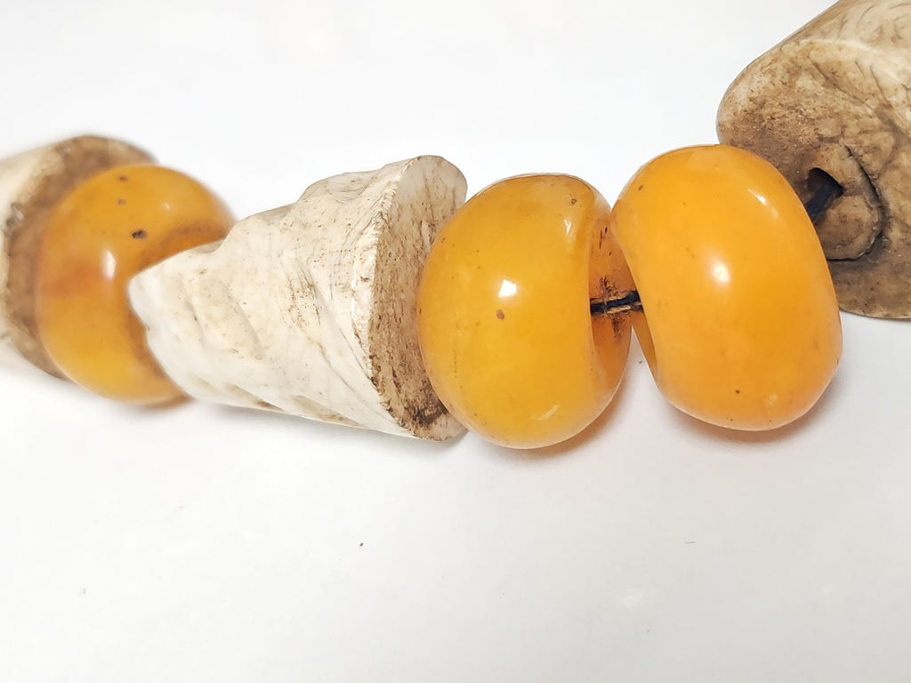 Collier perles ambre tibétain bakélite butterscotch et os 257g bijou artisanal