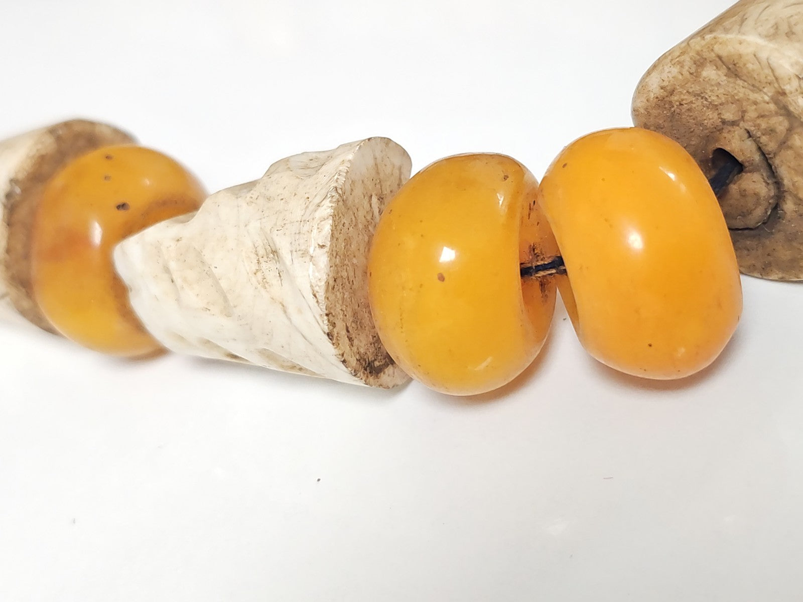 Collier perles ambre tibétain bakélite butterscotch et os 257g bijou artisanal