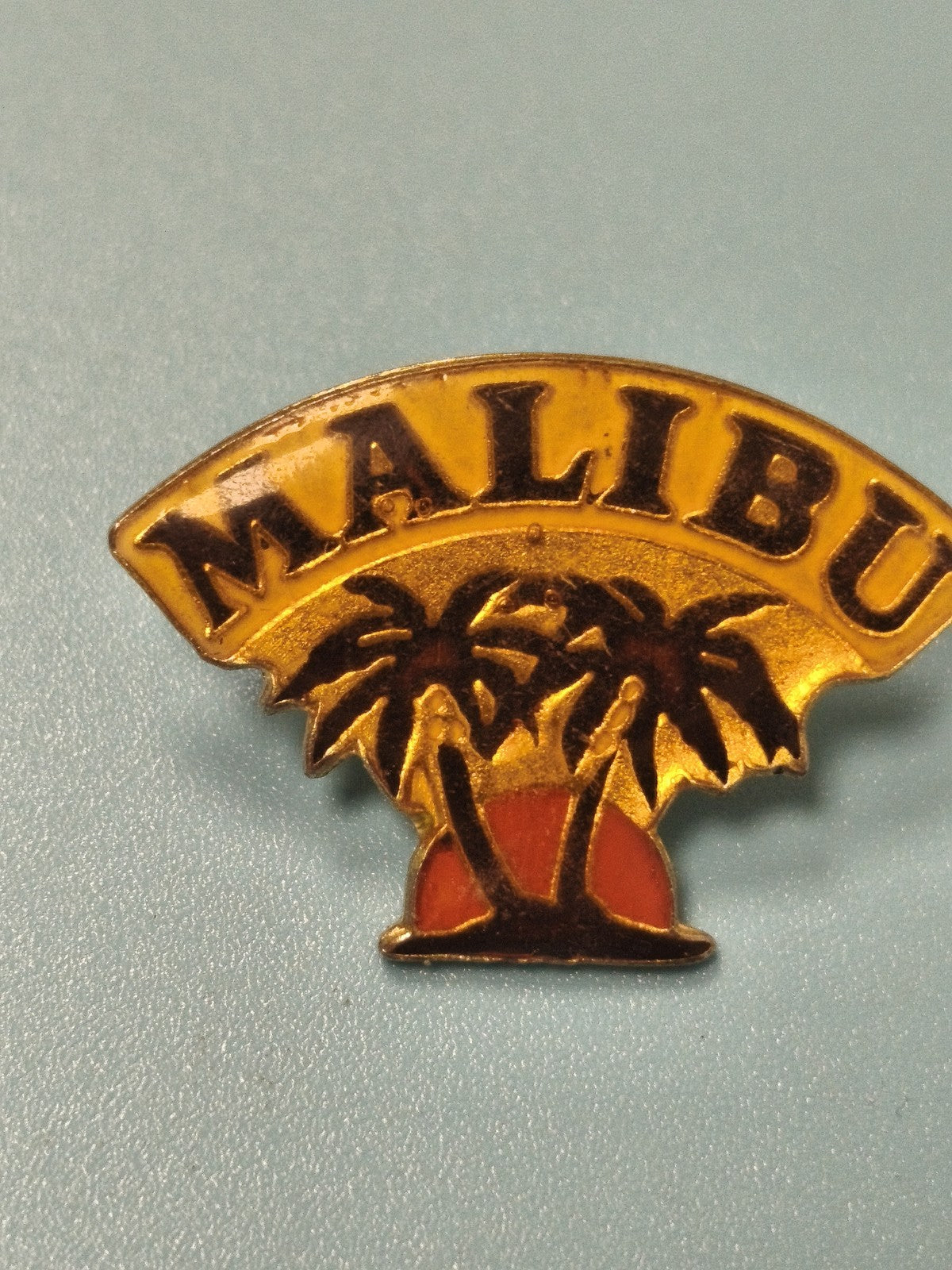 Vintage pin's Malibu palmiers coucher de soleil collection rétro (Ref 13)
