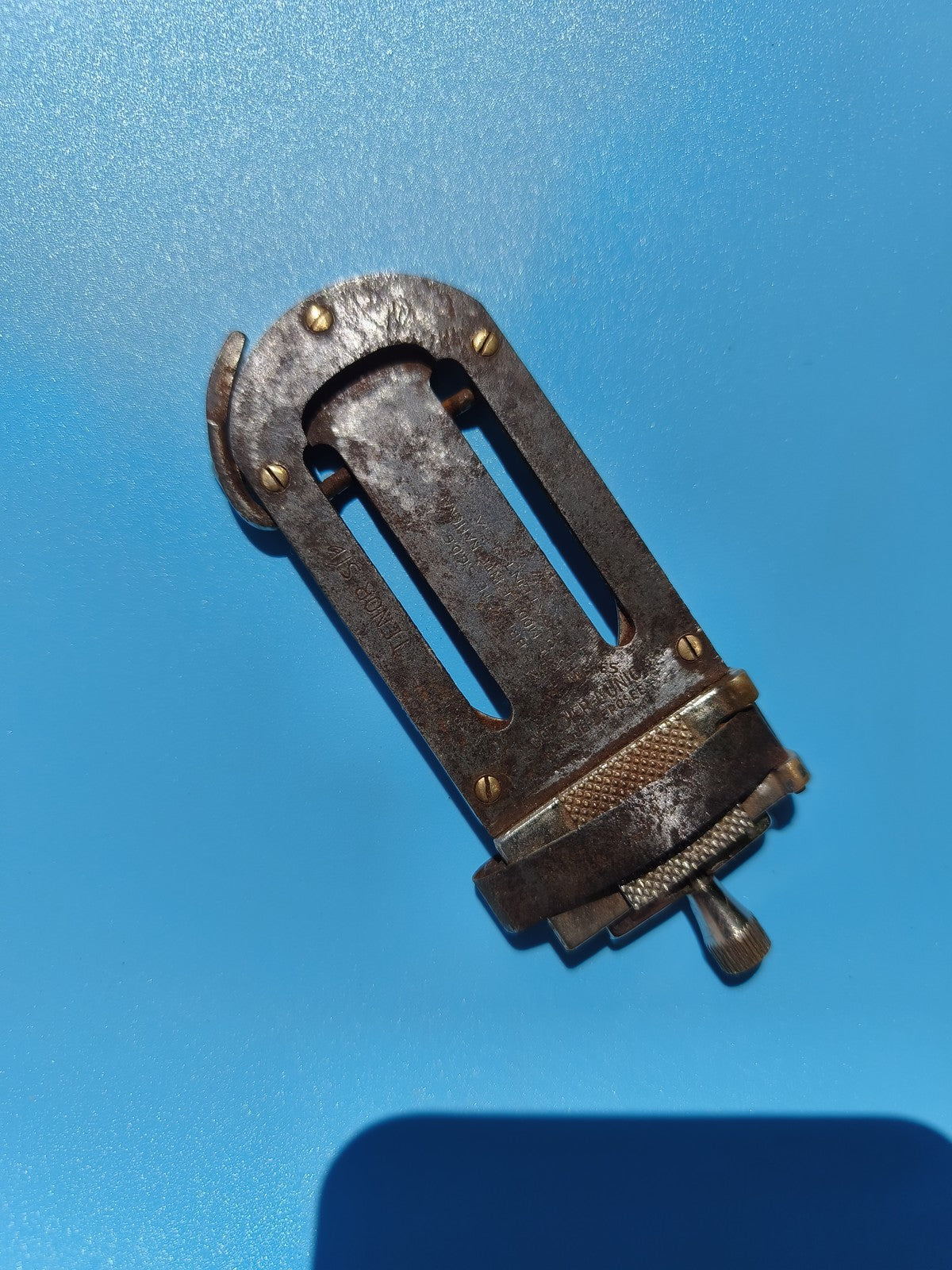 Ancien taille-anches saxophone métal vintage, outil lutherie collection