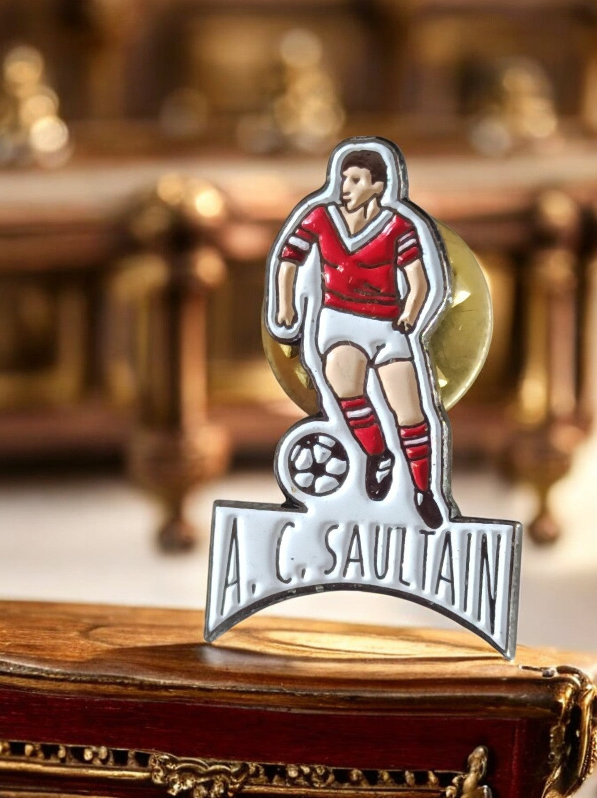 Pin's football AC Saultain vintage joueur rouge émaillé rare badge sport