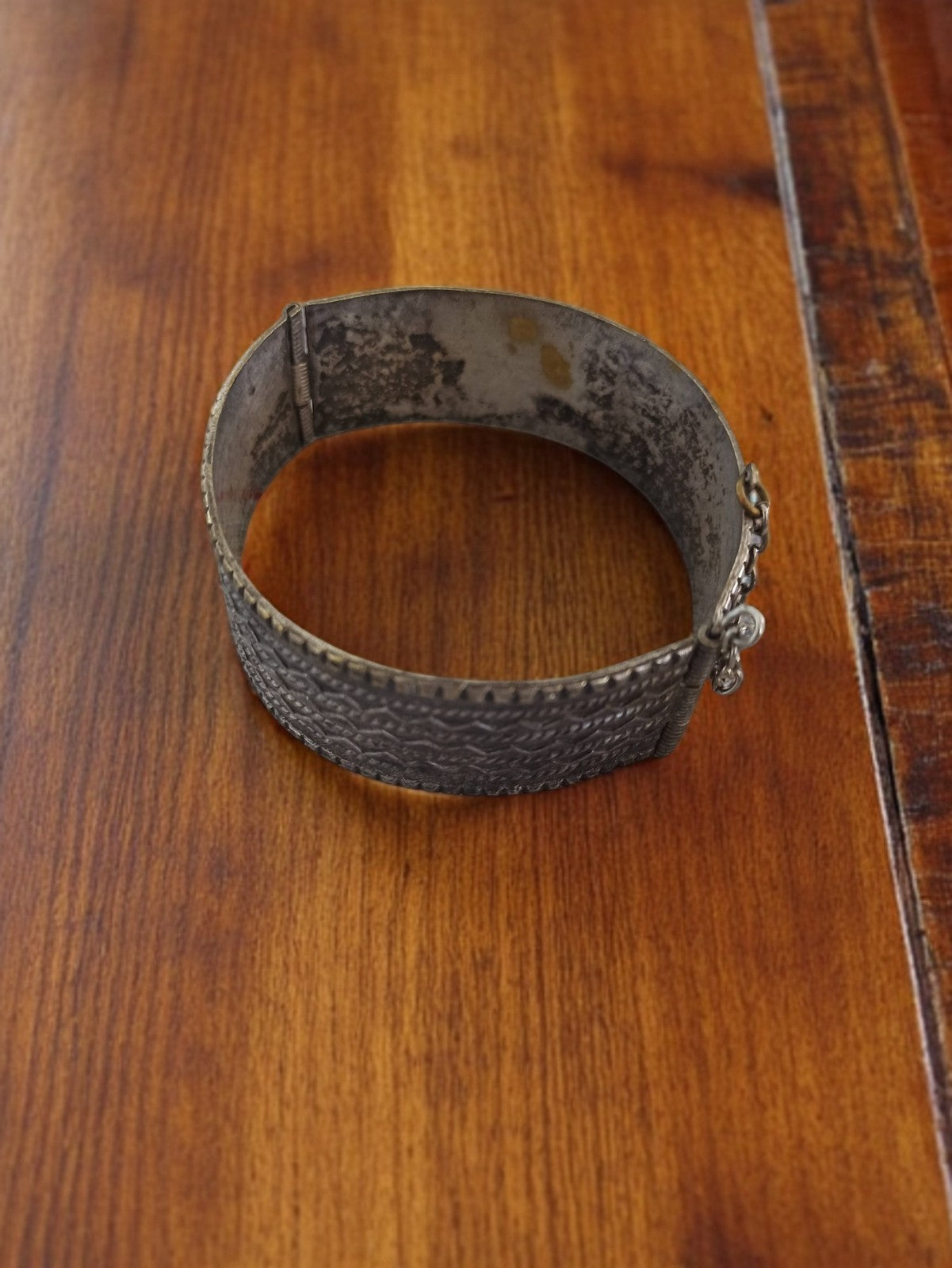 Bracelet vintage laiton plaqué argent, large, motif texturé, bijou ancien