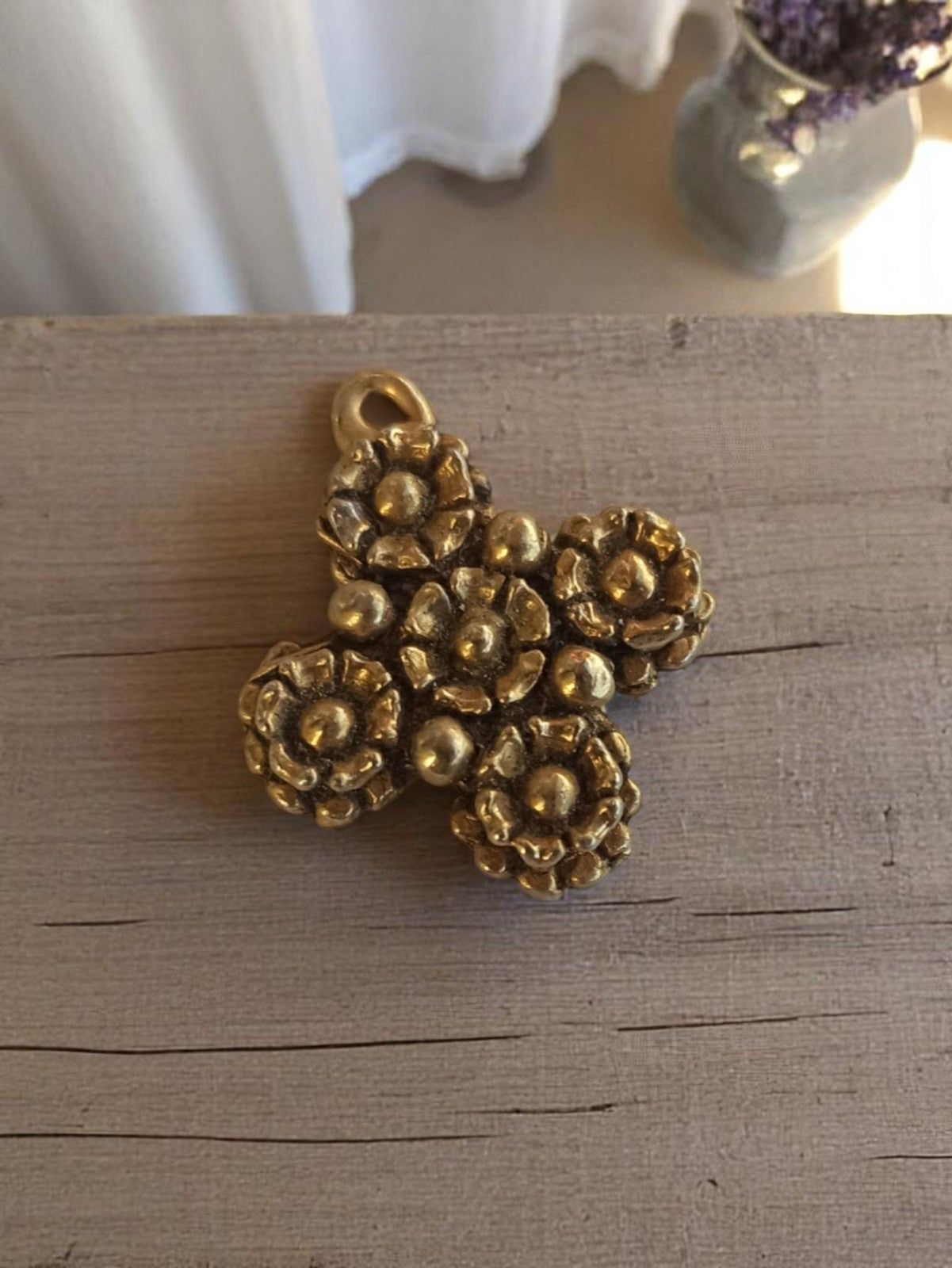 Pendentif vintage fleur métal doré années 50, bijou croix rétro ancien