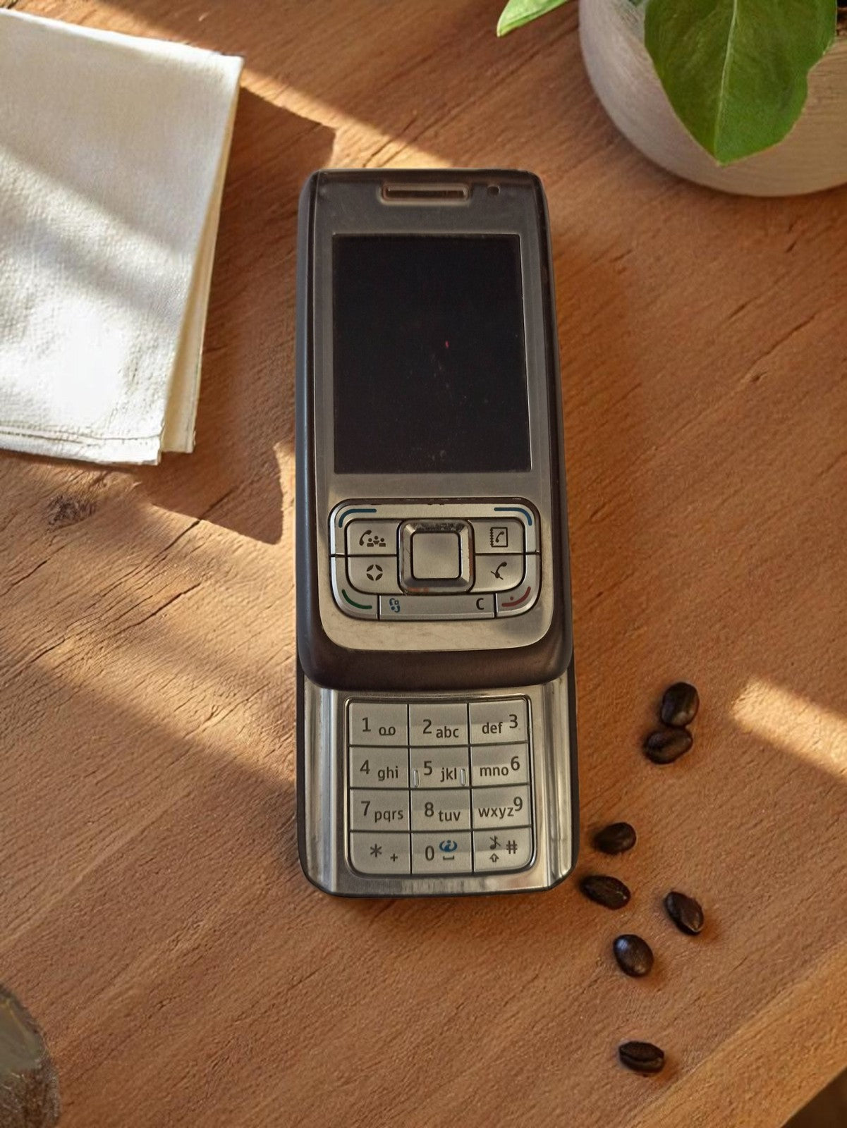 Téléphone Nokia coulissant vintage argenté fonctionnel mobile rétro