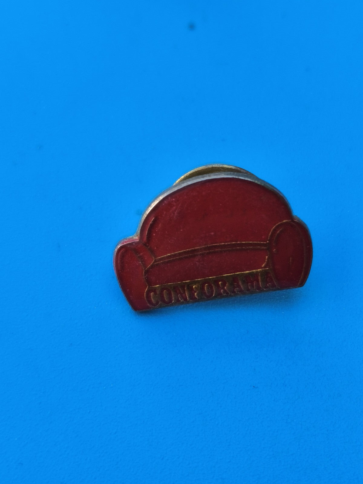 Vintage pin's Conforama canapé rouge ancien badge publicitaire collection
