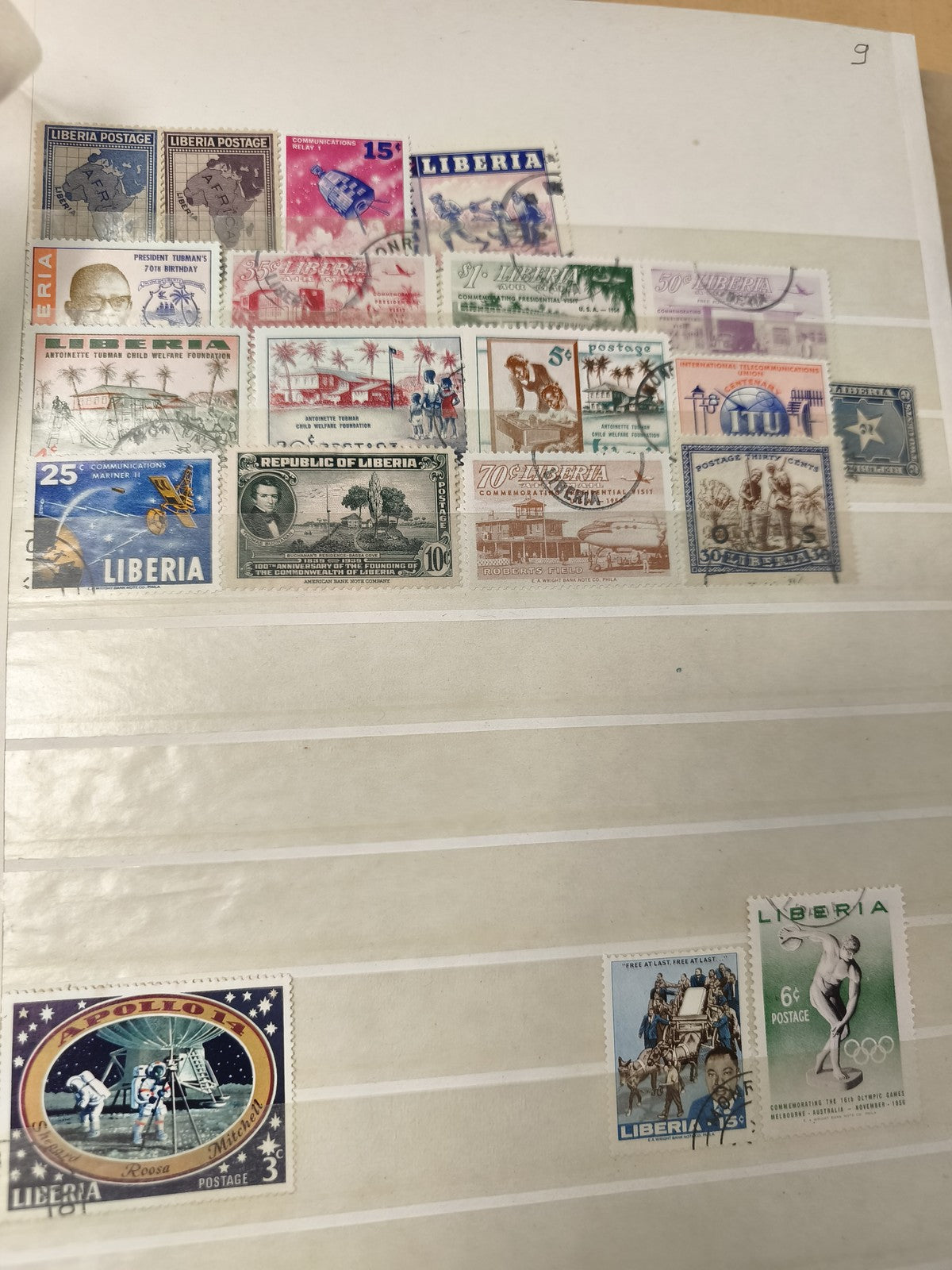 Lot de timbres Liberia multicolores thématiques, divers motifs visibles, support