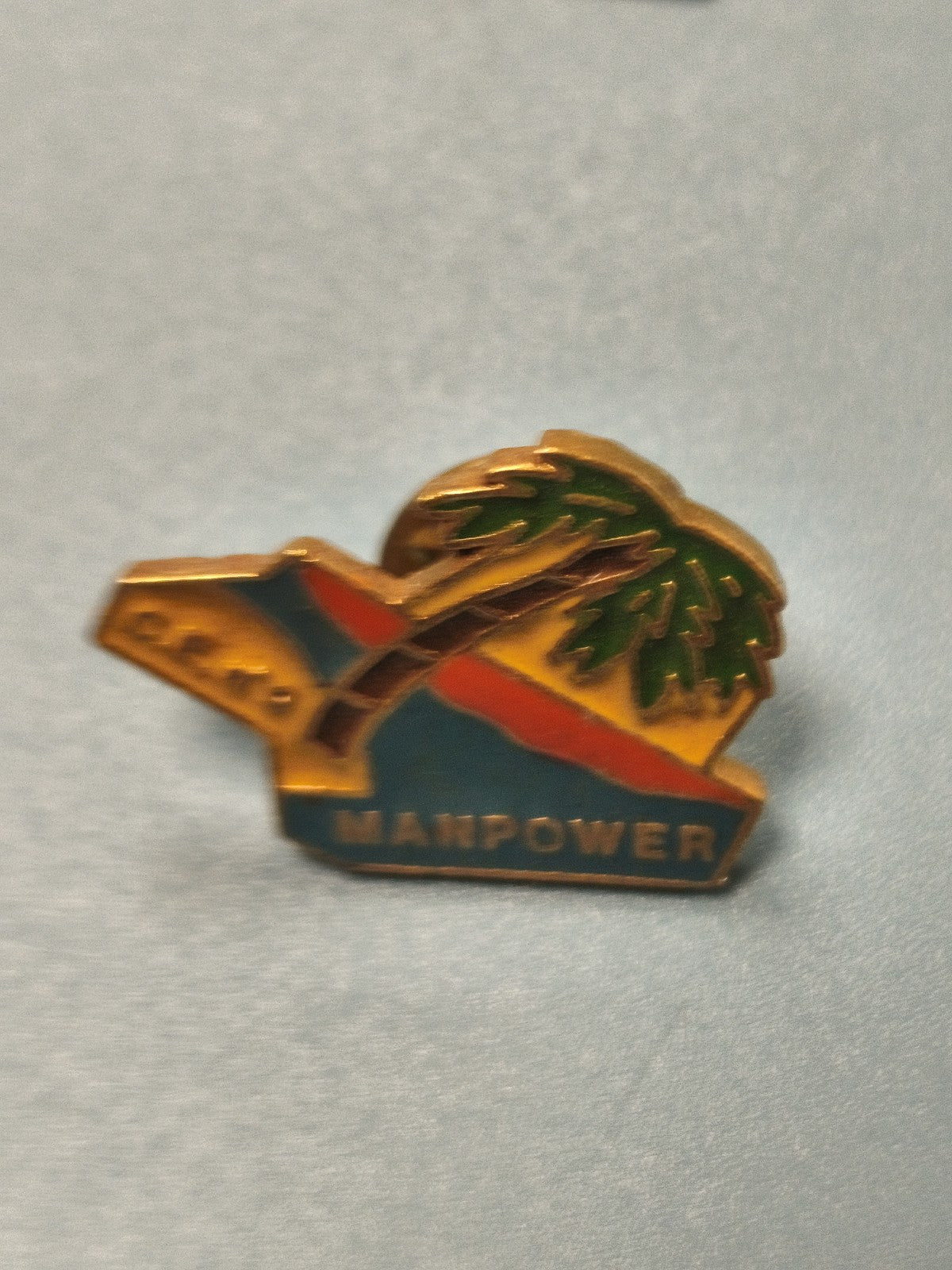 Vintage Manpower Emaillierter Anstecker Palme Logo farbig alt Sammlerstück