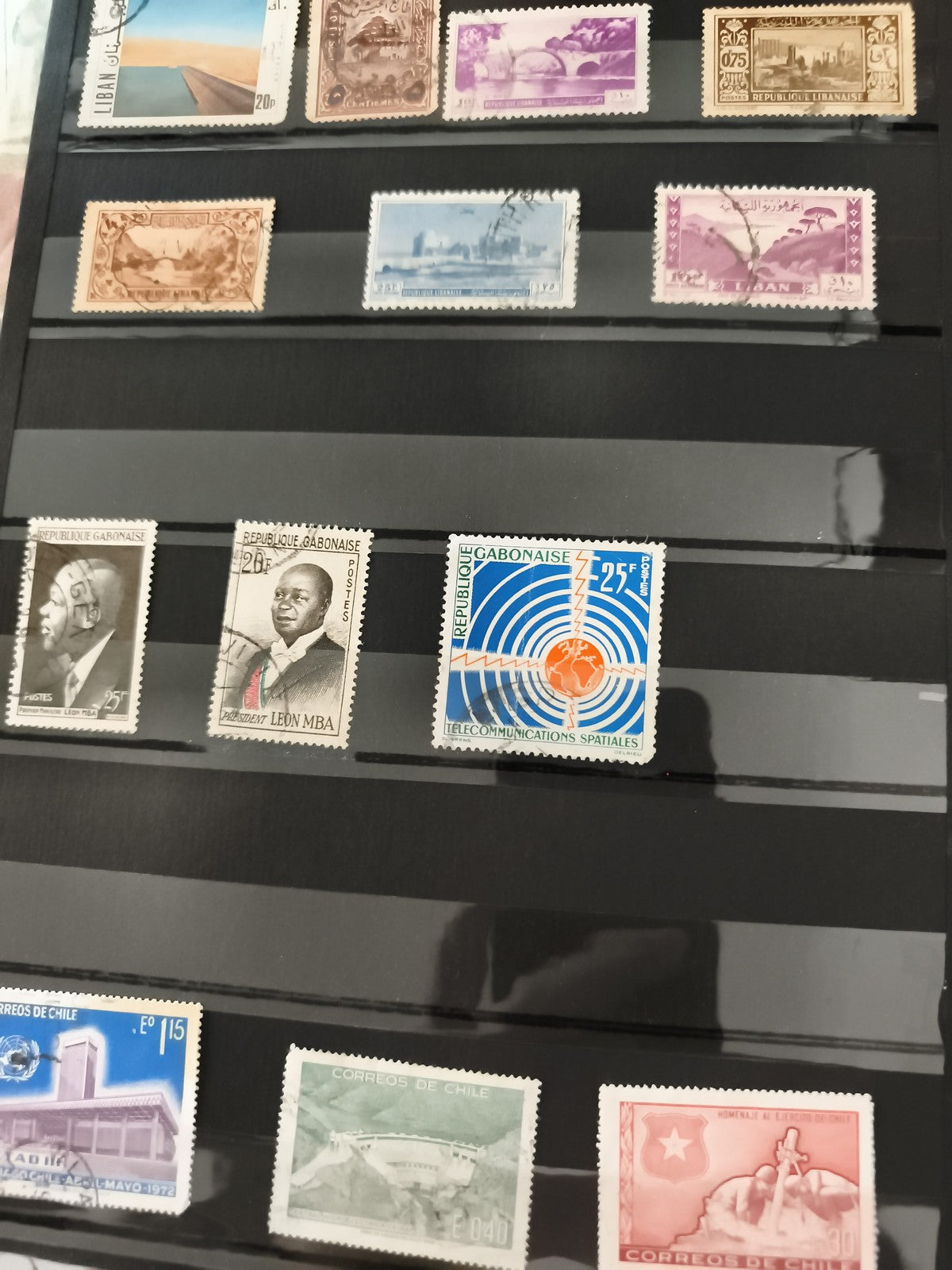 Timbres poste Liban Gabon Chili thématiques architecture personnages