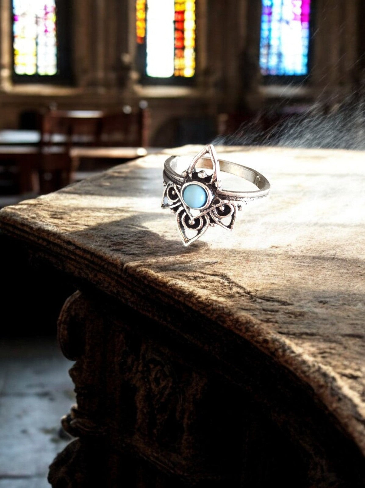 Bague fantaisie vintage créateur, motif ajouré, cabochon bleu, taille 51