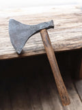 Hache de bûcheron ancienne vintage, grande lame forgée, outil rétro XIXe