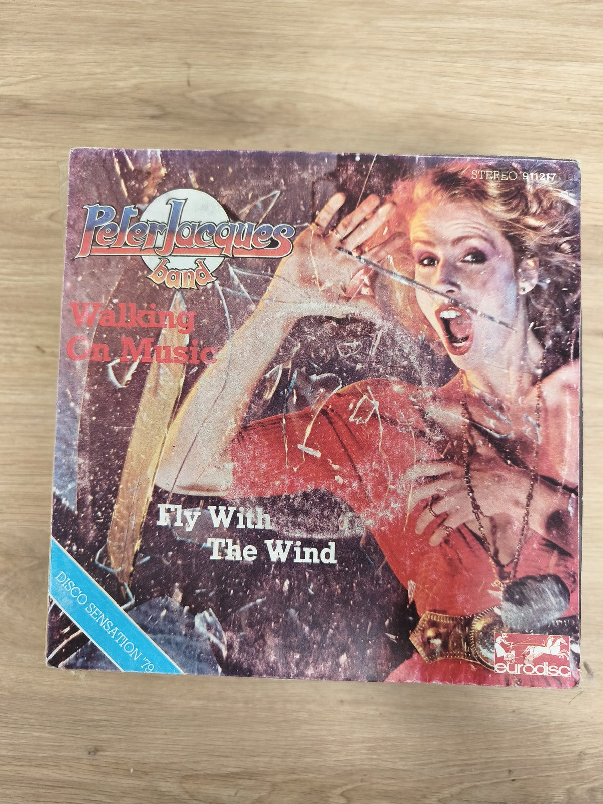 Vinyle 45T Peter Jacques Band Walking On Music / Fly With The Wind pochette usée
