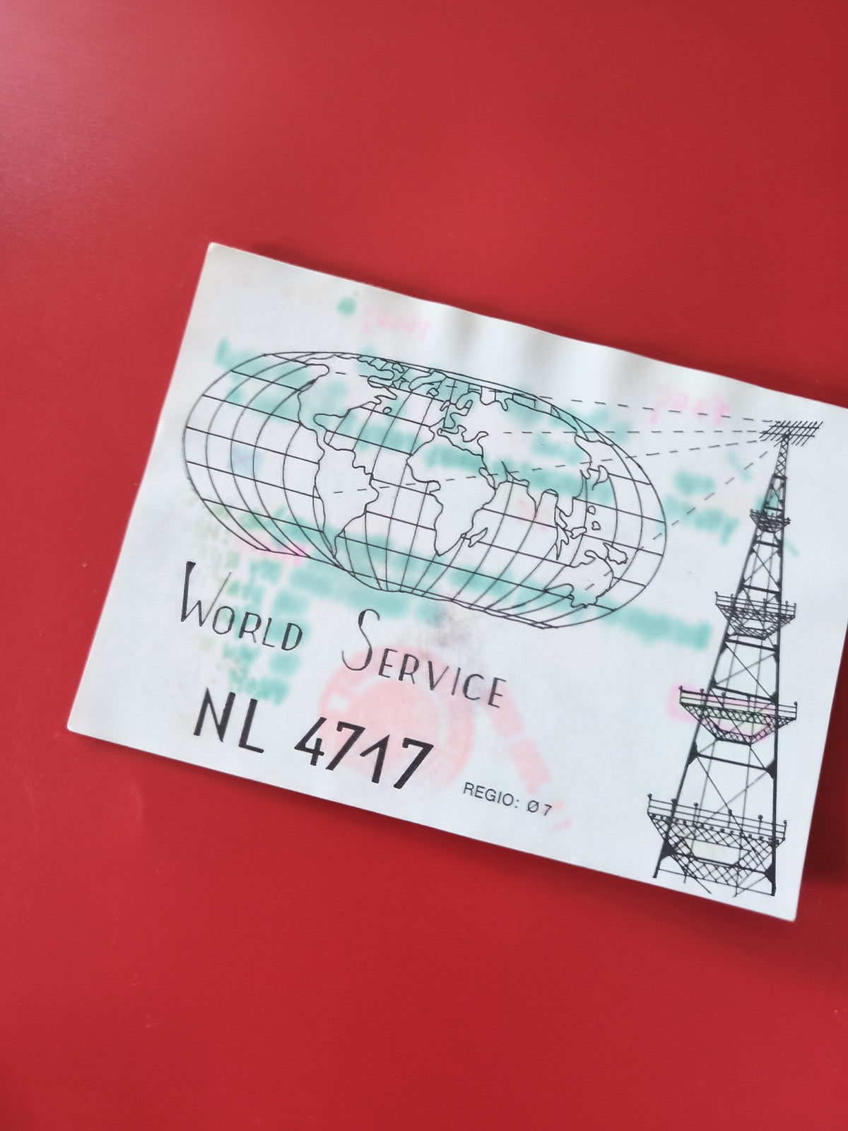 Carte radio World Service NL 4717 ? Illustration globe et antenne, papier blanc