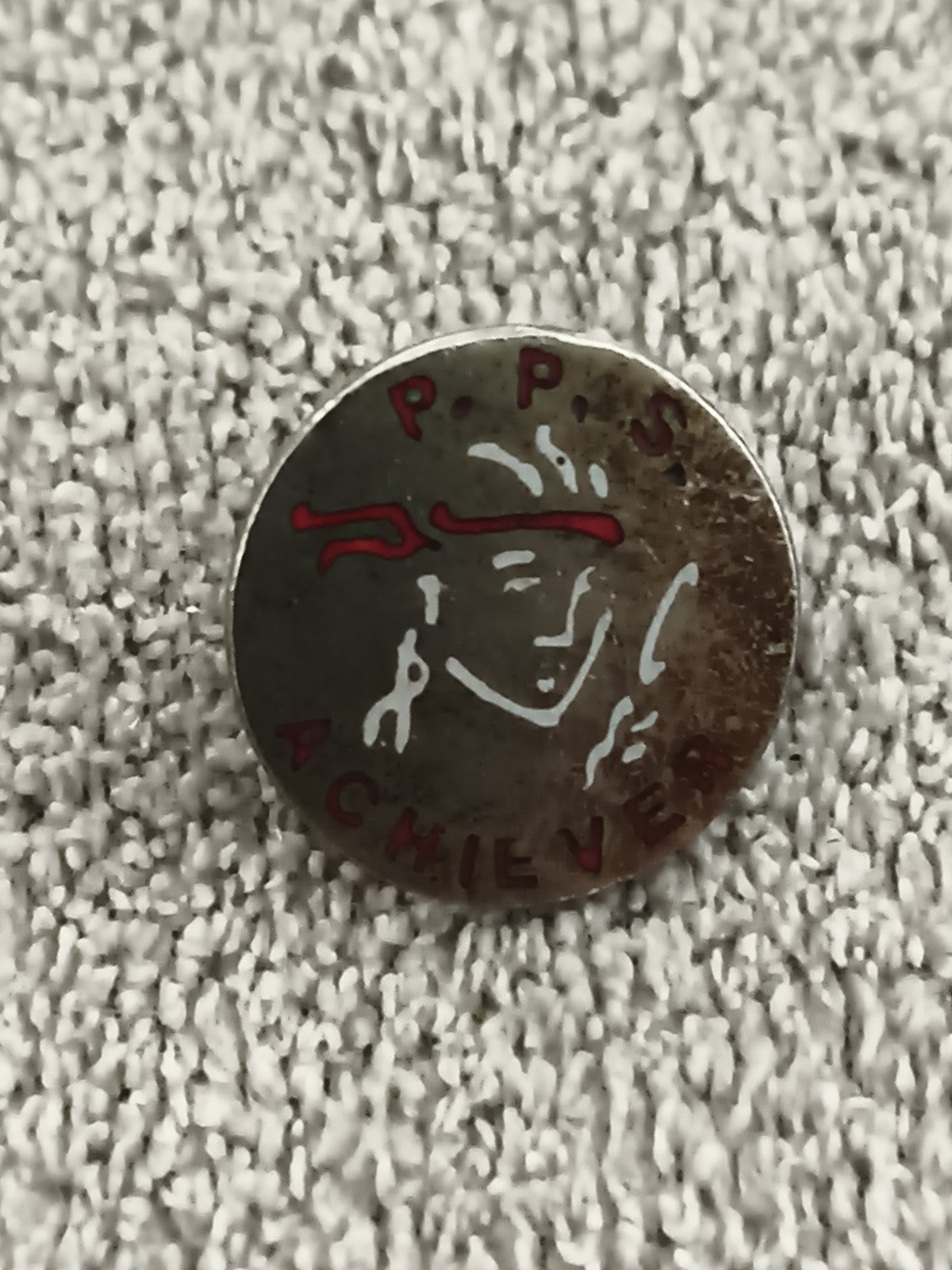 Pin's vintage PPS Achiever rond, illustration visage, badge ancien (Ref 1)